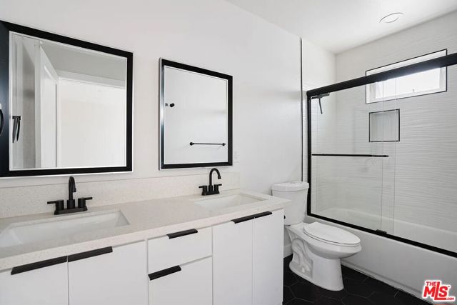1724 Menlo Avenue, Los Angeles CA: https://media.crmls.org/mediaz/0652cbed-997f-4d76-9966-7563b8415a24.jpg