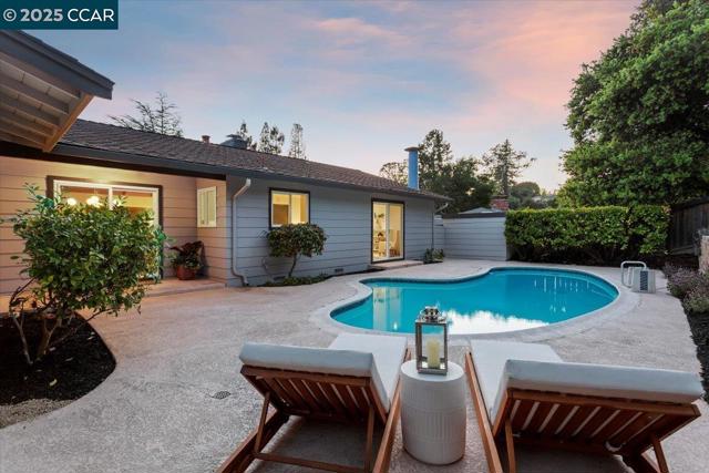 25 Whitehall Dr, Orinda CA: https://media.crmls.org/mediaz/06530de0-eda0-4812-a0bd-0af8e8ca9354.jpg