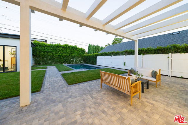 4532 Calhoun Avenue, Sherman Oaks CA: https://media.crmls.org/mediaz/0653b778-c045-46ed-976f-54a6c0e87983.jpg