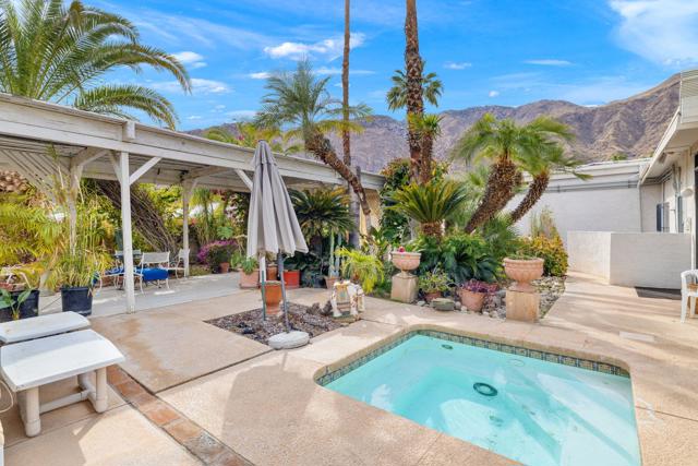 968 N Fairview Circle, Palm Springs CA: https://media.crmls.org/mediaz/0653da61-6a95-4c91-860b-739c4b4595dc.jpg