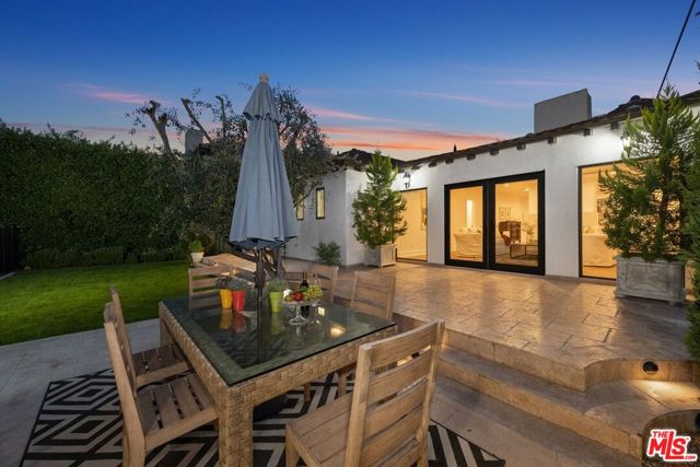 514 N Walden Drive, Beverly Hills CA: https://media.crmls.org/mediaz/06541a3b-dc72-407a-a7ca-8d8b60fa4cd5.jpg