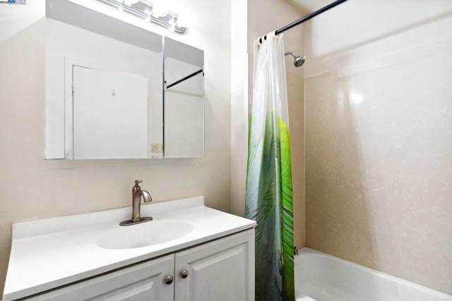 424 Staten Ave, Oakland CA: https://media.crmls.org/mediaz/06541d3b-36bb-4ee9-a643-a658ad375dd7.jpg