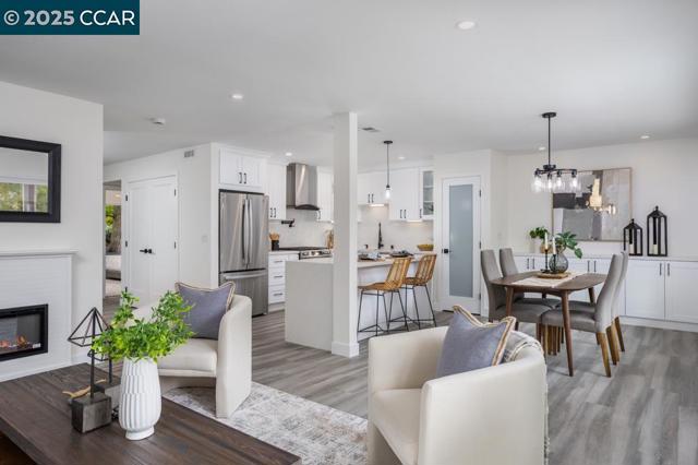 1132 Running Springs Rd, Walnut Creek CA: https://media.crmls.org/mediaz/0654c9f6-940d-4daf-8444-65625aae53c1.jpg