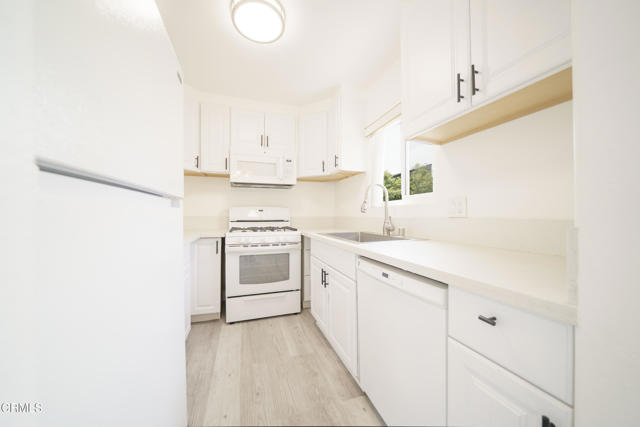 4925 Indian Wood Road, Culver City CA: https://media.crmls.org/mediaz/0655d15b-9d42-4d0e-981b-775b077a11bf.jpg