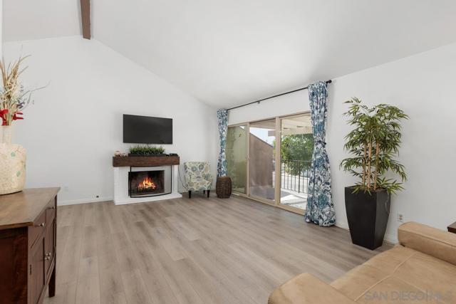 13046 Paseo del Verano, San Diego CA: https://media.crmls.org/mediaz/0655d16f-ddb5-4952-8092-a45e95bb0c45.jpg