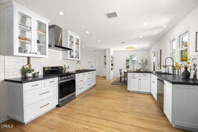 1134 Bella Vista Avenue, Pasadena CA: https://media.crmls.org/mediaz/0655e8f8-4949-41ea-8546-cbbe1ae22d52.jpg