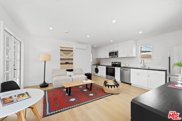 607 S Orange Drive, Los Angeles CA: https://media.crmls.org/mediaz/06564684-8249-4613-9749-09fe6cea8235.jpg
