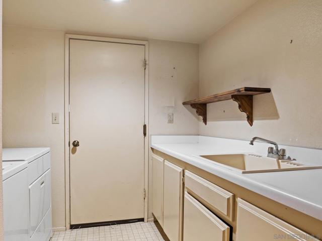 13810 Riverhead Ct, San Diego CA: https://media.crmls.org/mediaz/06567ee1-298c-4a36-91b6-f37c2a436816.jpg