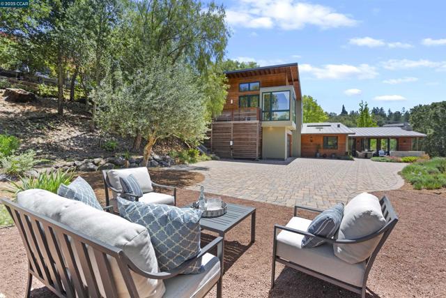 53 Tara Rd, Orinda CA: https://media.crmls.org/mediaz/06577aac-8fdd-4108-98e0-ef53fbe4d875.jpg