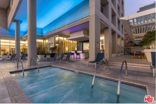 717 W Olympic Boulevard, Los Angeles CA: https://media.crmls.org/mediaz/0657bfaf-d0cb-4bf9-90d7-a9d099827515.jpg
