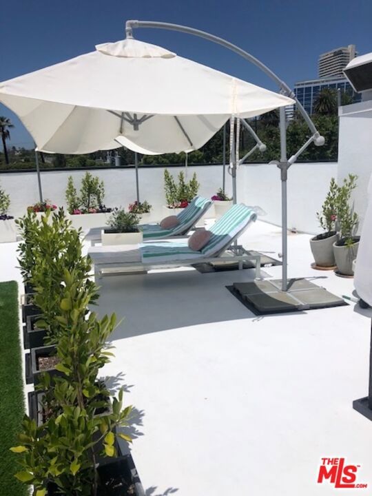 9033 VISTA GRANDE Street, West Hollywood CA: https://media.crmls.org/mediaz/065837f3-243a-4deb-add7-320002e4b683.jpg