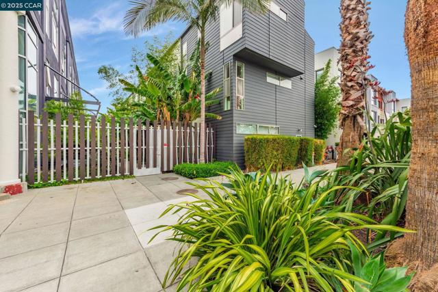 1231 Pine St, Oakland CA: https://media.crmls.org/mediaz/06584315-8e4e-4d87-845b-2e2b5cc8b160.jpg