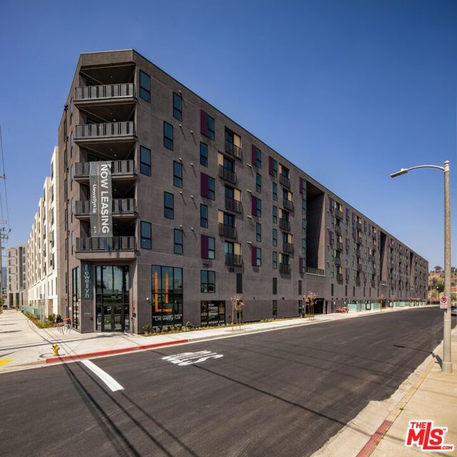 1101 N Main Street, Los Angeles CA: https://media.crmls.org/mediaz/0658988c-b700-4475-b0b1-dd1a5b9dad96.jpg
