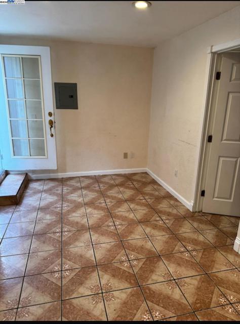 1530 40th Ave, Oakland CA: https://media.crmls.org/mediaz/0659e3a7-b31d-4cd6-8410-616fef504bd9.jpg