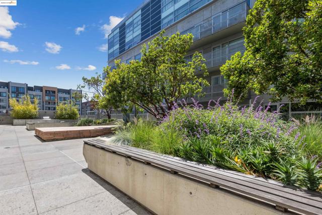 428 Alice Street, Oakland CA: https://media.crmls.org/mediaz/065a3724-667c-4a23-bd43-2906c3727709.jpg