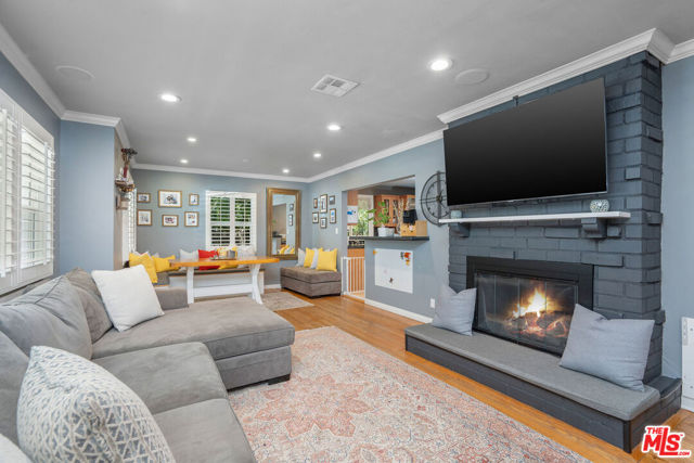 5146 Topanga Canyon Boulevard, Woodland Hills CA: https://media.crmls.org/mediaz/065b8e08-fc7c-4075-8047-0f448d49492e.jpg