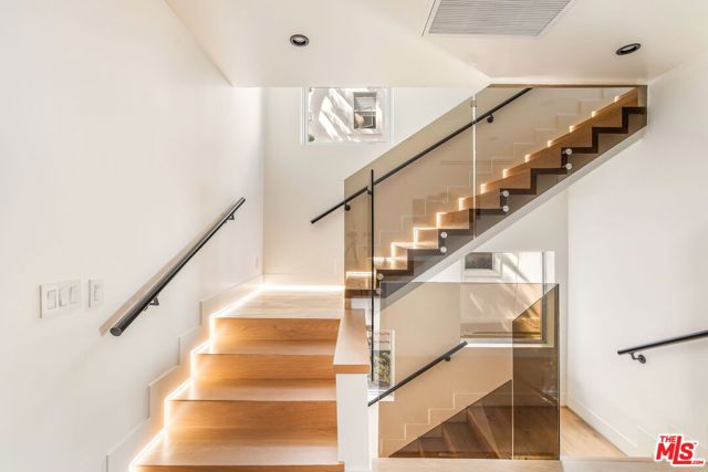 1610 Viewmont Drive, Los Angeles CA: https://media.crmls.org/mediaz/065d84fb-e13f-4899-86b7-742885d817e8.jpg