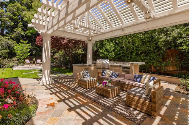 5633 Selena Ct, Pleasanton CA: https://media.crmls.org/mediaz/065dd6f7-e798-4422-b394-e99a5b30ba46.jpg