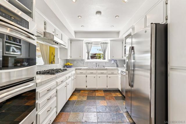 2807 Carlton Way, Fallbrook CA: https://media.crmls.org/mediaz/06606bd3-cfaf-4019-9771-37b0157d2888.jpg