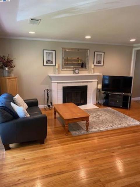 5186 Greenmeadow Dr, Concord CA: https://media.crmls.org/mediaz/06608232-796c-4d75-89d6-be02affedee6.jpg