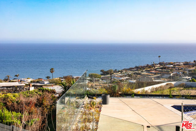 3530 Shoreheights Drive, Malibu CA: https://media.crmls.org/mediaz/066113c8-663f-4cdf-97a7-c4cf0dc53e1d.jpg
