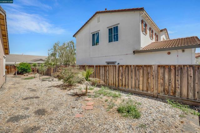 1030 Clear Lake Dr, Oakley CA: https://media.crmls.org/mediaz/066135de-980d-4aa1-922c-09312f1c2723.jpg