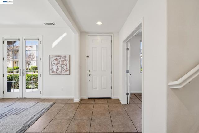 220 Hollister Avenue, Alameda CA: https://media.crmls.org/mediaz/06624741-e8f1-4a71-87fe-c0130b504a23.jpg