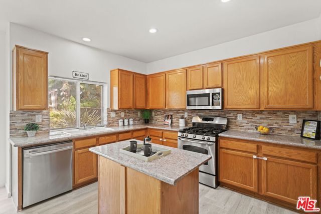 7725 Victoria Avenue, Inglewood CA: https://media.crmls.org/mediaz/0662a261-74df-4cb2-89e9-2109d2cb87a1.jpg