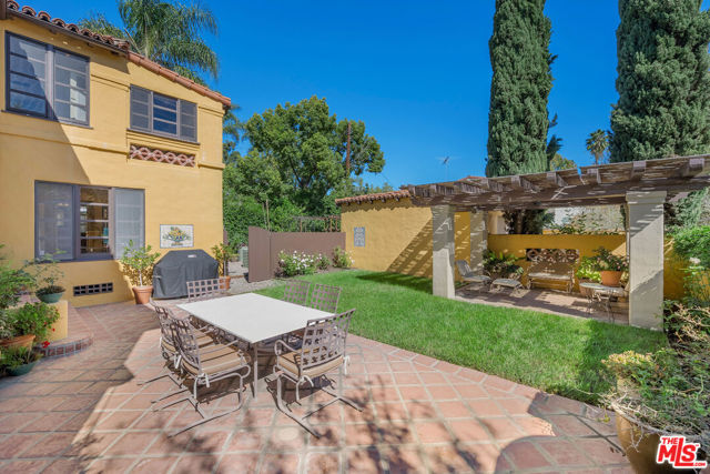 500 N Las Palmas Avenue, Los Angeles CA: https://media.crmls.org/mediaz/0662f984-d95f-43c2-9175-639c59610eed.jpg