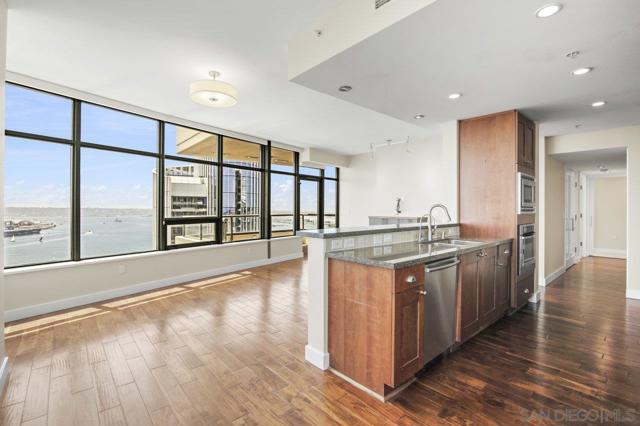 700 W E St, San Diego CA: https://media.crmls.org/mediaz/066326eb-27ef-441c-a77a-d41ac1acf89e.jpg