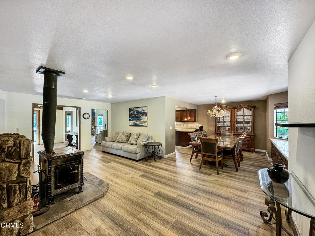 https://media.crmls.org/mediaz/06635c98-9c06-4403-9a34-4c30d98fc45f.jpg?preset=X-Large