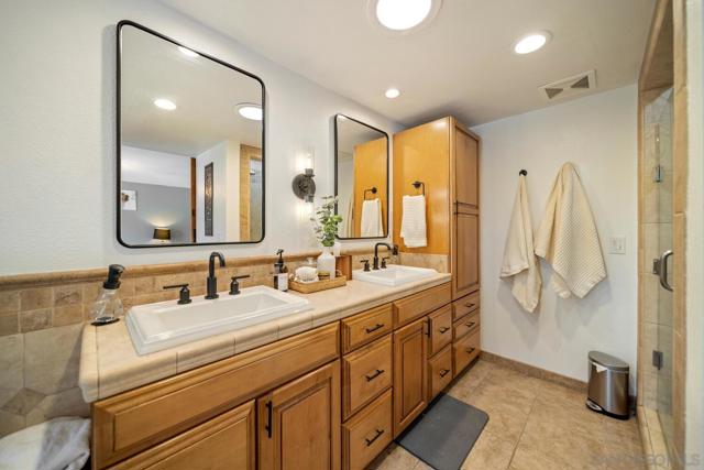 1654 Palomino Ln, Escondido CA: https://media.crmls.org/mediaz/06650cc9-0425-428c-8edb-3075d863401c.jpg