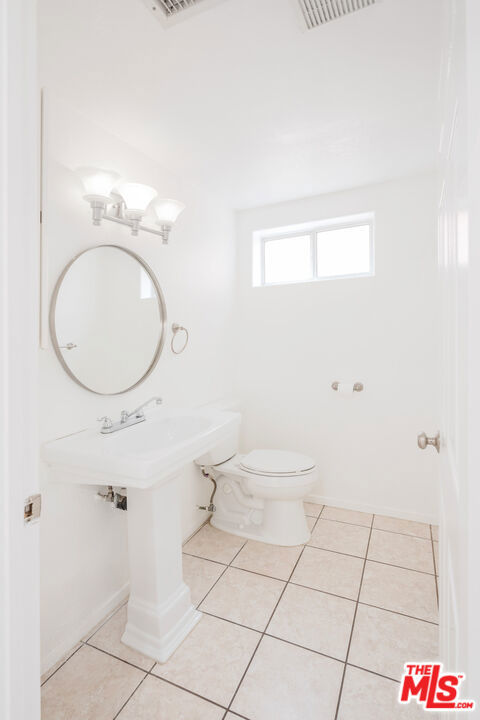 https://media.crmls.org/mediaz/06653ec4-f1e4-43a3-ab2a-38a9f1a84f57.jpg?preset=X-Large