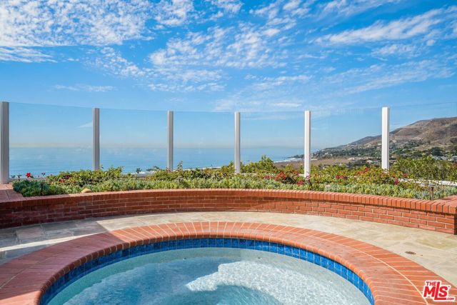 6277 Sea Star Drive, Malibu CA: https://media.crmls.org/mediaz/06654967-fee1-4de7-85e1-58c9e3129971.jpg