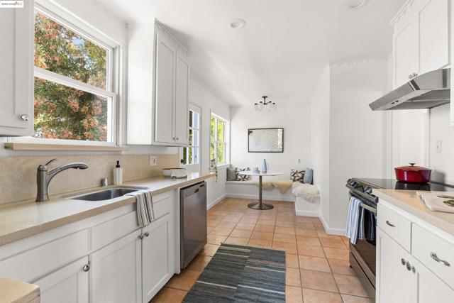 2451 Carmel St, Oakland CA: https://media.crmls.org/mediaz/06658824-cf8b-44b7-9e42-fd3f733df672.jpg
