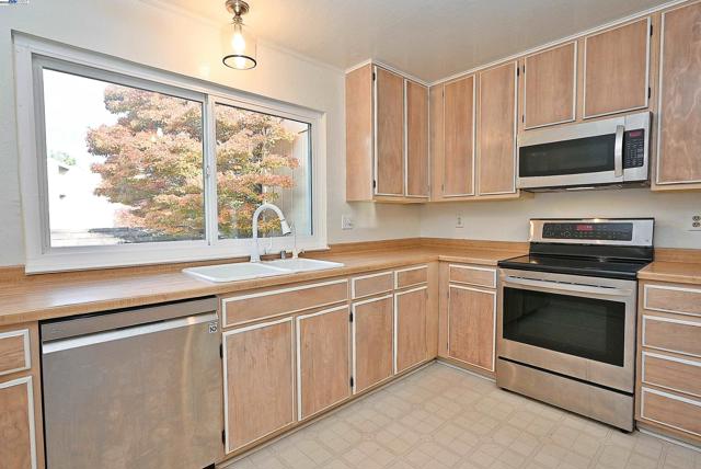 405 Thistle Cir, Martinez CA: https://media.crmls.org/mediaz/0665a9f7-b6d0-47f7-bbf2-2f97e8123b9f.jpg