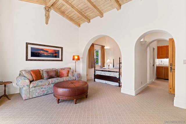 6692 La Jolla Scenic Dr S, La Jolla CA: https://media.crmls.org/mediaz/0665df66-b92d-4edb-a337-b656ca2fb4eb.jpg