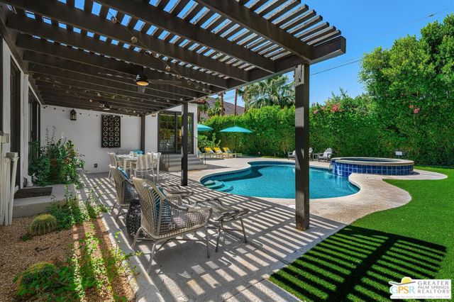 284 E Ocotillo Avenue, Palm Springs CA: https://media.crmls.org/mediaz/0665e476-000d-4440-9b92-6240a7125a9e.jpg
