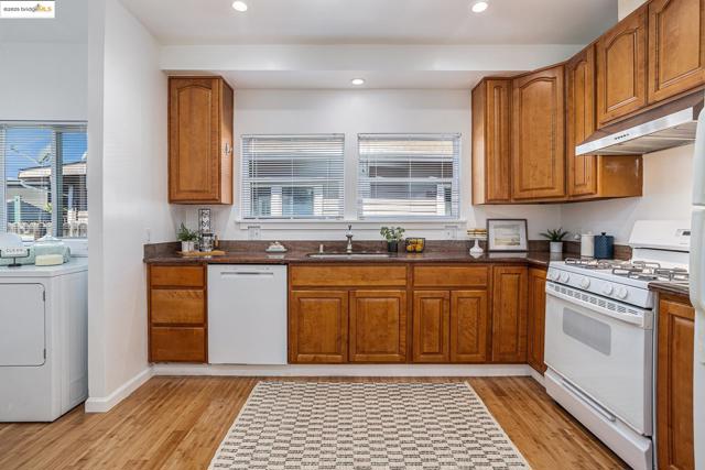 879 45Th St, Oakland CA: https://media.crmls.org/mediaz/066663b2-339c-47c3-9167-637ac1989440.jpg