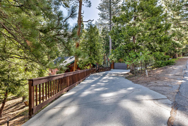 53962 Marian View Drive, Idyllwild CA: https://media.crmls.org/mediaz/06668072-d1c2-4b18-8c2d-2d4e3d1af035.jpg