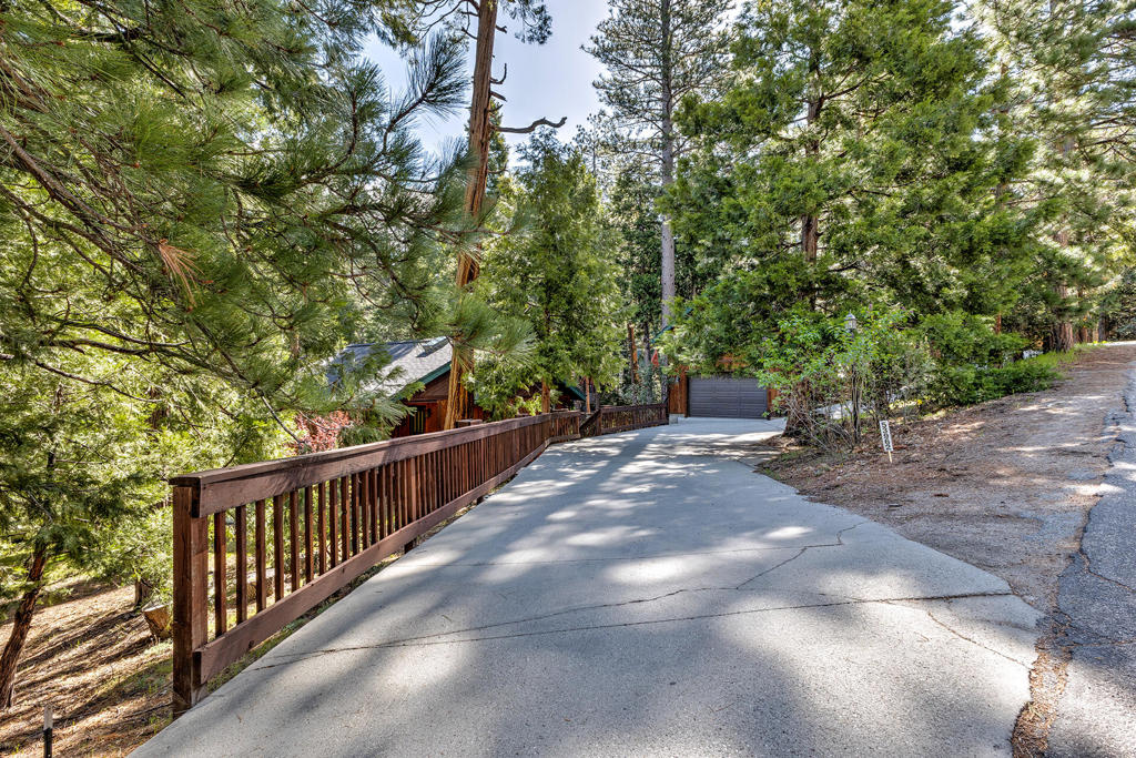 https://media.crmls.org/mediaz/06668072-d1c2-4b18-8c2d-2d4e3d1af035.jpg?preset=X-Large