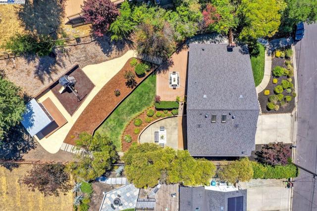 382 Castello Rd, Lafayette CA: https://media.crmls.org/mediaz/06669f11-b7ab-4036-b5ea-09c4c114b8cc.jpg