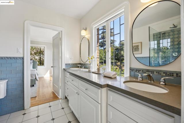 700 Longridge Rd, Oakland CA: https://media.crmls.org/mediaz/0666b73c-bda0-4a19-91c2-b78e056e9eab.jpg