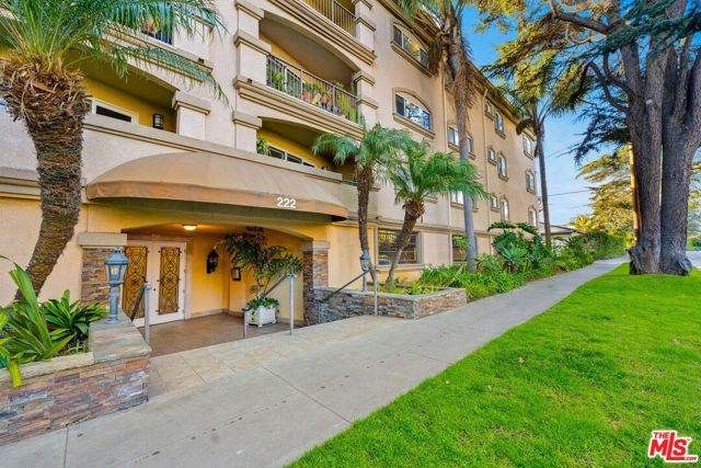 222 7th Street, Santa Monica CA: https://media.crmls.org/mediaz/0668b0ef-c8cc-4fc9-9f99-48073b3de0f8.jpg