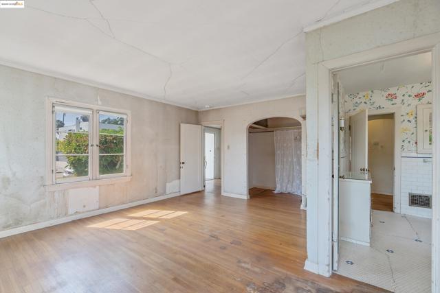 1136 S Ridgeley, Los Angeles CA: https://media.crmls.org/mediaz/06691a44-ae61-4d15-91fb-a6f6f86bdfeb.jpg