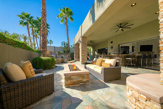 15 Sun Ridge Circle, Rancho Mirage CA: https://media.crmls.org/mediaz/06699fd0-e268-4f08-9d1d-fe184e2d0eaf.jpg