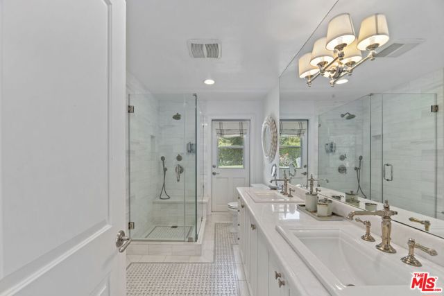 207 10th Street, Santa Monica CA: https://media.crmls.org/mediaz/066acc6f-5966-4285-af3b-216afbff9478.jpg