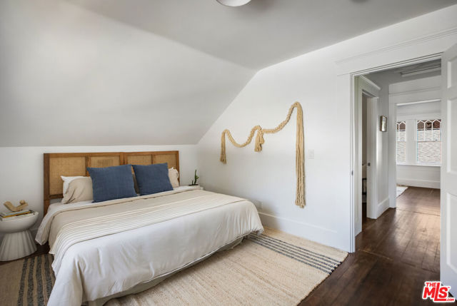 1022 N Marengo Avenue, Pasadena CA: https://media.crmls.org/mediaz/066bdf34-5995-4b67-8206-5bd9039703fa.jpg