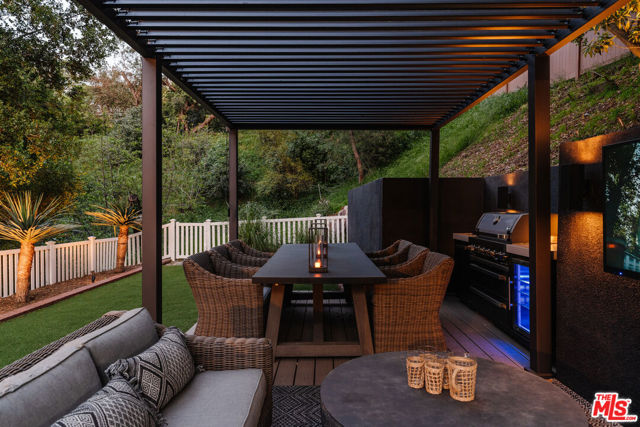 3100 Coldwater Canyon Avenue, Studio City CA: https://media.crmls.org/mediaz/066ca338-547e-412b-b1e7-ab99e9186a42.jpg