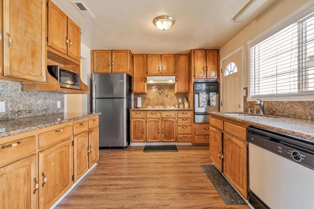130 Cypress Street, Redwood City CA: https://media.crmls.org/mediaz/066cb4cf-d5a6-4178-823c-3b9673a914ba.jpg
